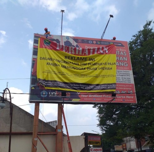 Pemasangan papan peringatan oleh Bapenda Kota Malang terhadap WP yang menunggak pajak reklame (Bapenda Kota Malang for MalangTIMES).