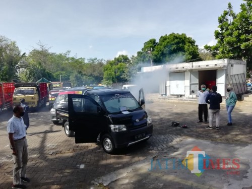 Kepala Dishub Kabupaten Malang Hafi Lutfi (kiri) saat di lokasi fogging gratis kendaraan yang akan uji kir di kantor UPT PKB Talangagung, Kepanjen, Jumat (24/7) (dd Nana)