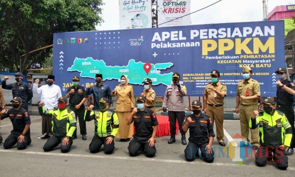 Suasana saat apel persiapan pelaksanaan PPKM di Alun-Alun Kota Batu, Senin (11/1/2021). (Foto: Irsya Richa/MalangTIMES)