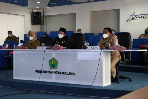 Wali Kota Malang Sutiaji (tengah) saat Rakor Persiapan PPKM bersama Gubernur Jawa Timur secara virtual di NCC Balai Kota Malang, Senin (11/1). (Foto: Humas Pemkot Malang).