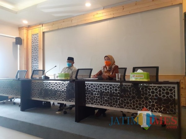 Rektor Unisma Prof Dr H Maskuri, MSi (kiri) saat memaparkan diraihnya sertifikasi lisensi Lembaga Sertifikasi Profesi (LSP) Unisma. (Arifina Cahyanti Firdausi/MalangTIMES).