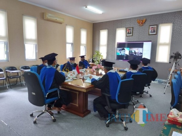 Sidang ujian disertasi terbuka Suriadi yang digelar secara online di salah satu ruangan di Gedung Megawati Soekarnoputri, Rabu (13/1/2021). (Foto: Tubagus Achmad/MalangTimes)