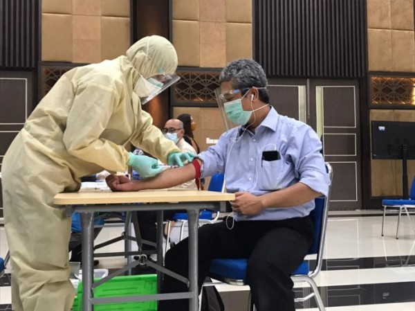 Tenaga pendidik dan kependidikan Filkom UB yang menjalani rapid test. (Ist)