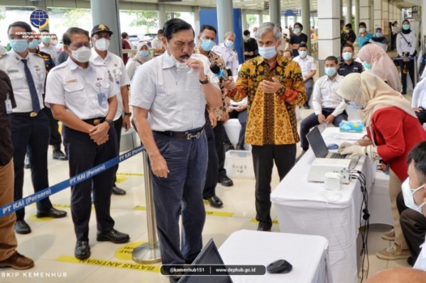 Menteri Koordinator Bidang Kemaritiman dan Investasi Luhut Binsar Panjaitan dan Menteri Perhubungan Budi Karya Sumadi menghadiri uji coba alat deteksi Covid-19 GeNoSe di Stasiun Pasar Senen, Jakarta Pusat. (Foto: Twitter KemenhubRI).
