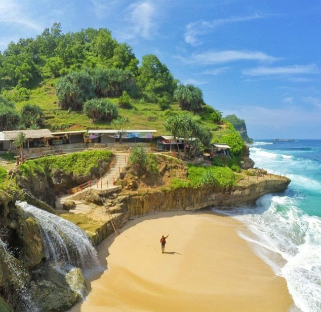 Pesona Pantai Banyu Tibo Menikmati Air Terjun Jatuh Ke Hamparan Pasir