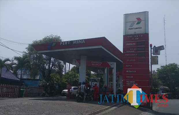 Warga Kota Malang tengah membeli BBM jenis pertalite di SPBU Brantas. (Foto: Nurlayla Ratri/MalangTIMES)