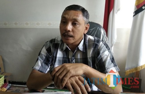 Komisioner KPU Kota Malang Ashari Husen saat ditemui di ruang kerjanya. (Foto: Nurlayla Ratri/MalangTIMES)