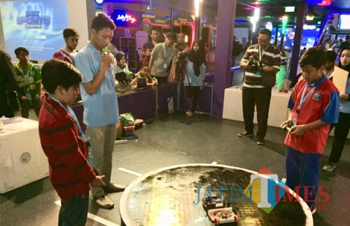 Dua peserta saat menjalankan robot sumi dalam perlombaan WIRC Robor Challenge di Fun Tech Plaza Jatim Park 3, Sabtu (13/10/2018). (Foto: Irsya Richa/BatuTIMES)
