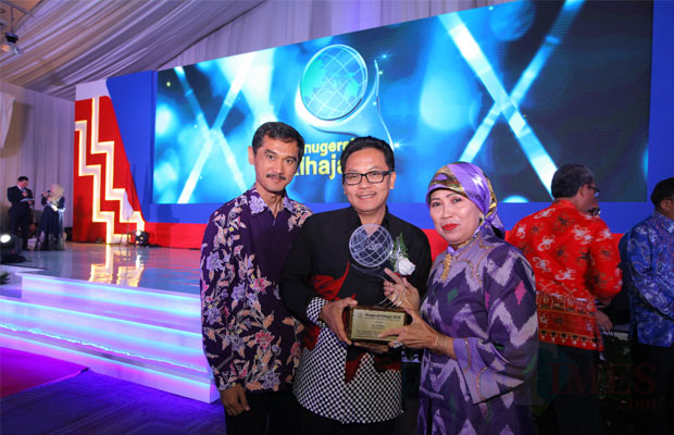 Wali Kota Malang Sutiaji (tengah) bersama Kepala Dinas Pendidikan Kota Malang Zubaidah dan Kabag Humas Setda Kota Malang membawa piala penghargaan Anugerah Kihajar 2018 di Jakarta. (Foto: Humas Pemkot Malang for MalangTIMES)