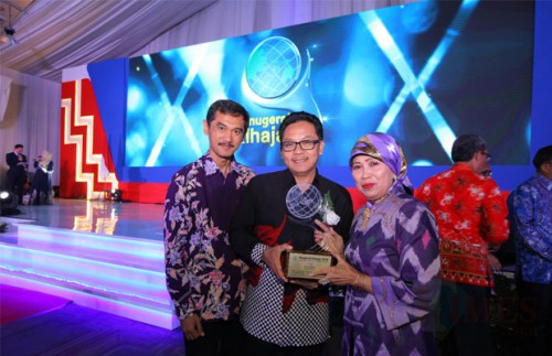 Wali Kota Malang Sutiaji (tengah) bersama Kepala Dinas Pendidikan Kota Malang Zubaidah dan Kabag Humas Setda Kota Malang membawa piala penghargaan Anugerah Kihajar 2018 di Jakarta. (Foto: Humas Pemkot Malang for MalangTIMES)