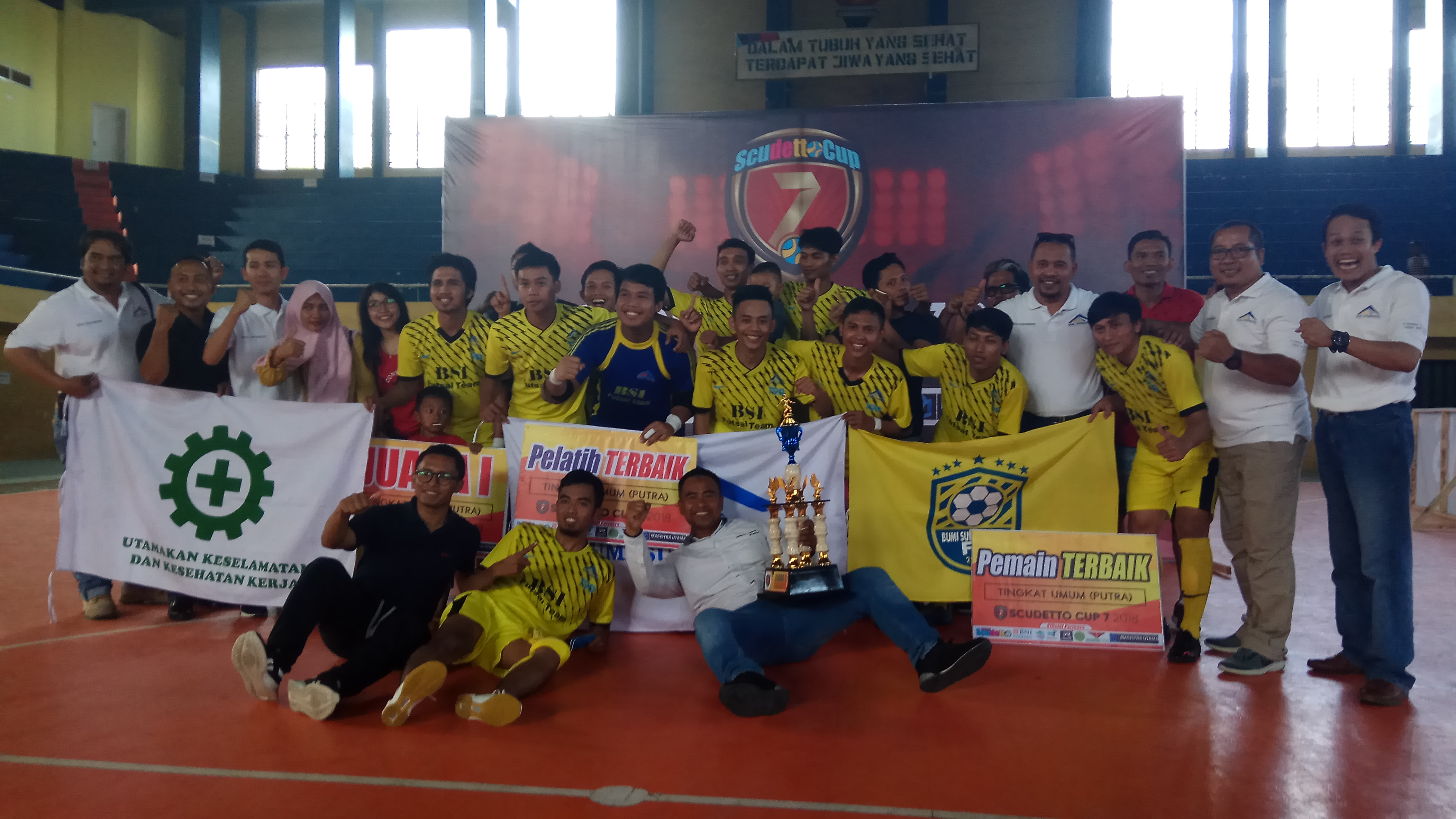 Para pemain tim BSI FC berfoto bersama usai meraih juara I pada Scudetto Cup 7