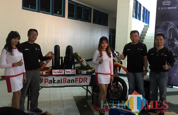 PT Suryaraya Rubberindo Industries saat mengenalkan ban FDR varian Maxtreme series di Stadion Kanjuruhan, Kecamatan Kepanjen. (Foto : Ashaq Lupito/MalangTIMES)