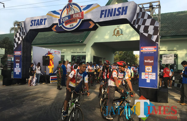 Ribuan peserta Fun Bike Indomaret 2018 tampak bersemangat saat mengayuh sepeda. (Foto : Ashaq Lupito/MalangTIMES)