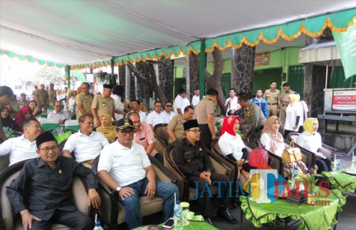Wali Kota Malang, Sutiaji (tiga dari kiri) bersama Jajaran Forkopimda Kota Malang yang menghadiri Launching BPJS Ketenagakerjaan di Pasar Oro-oro Dowo (Anggara Sudiongko/MalangTIMES)