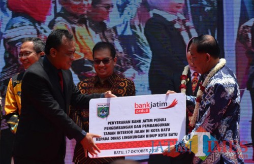 Penyerahan CSR dari Bank Jatim untuk Pemkot Batu. (Foto: Nurlayla Ratri/MalangTIMES)