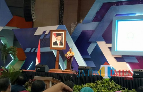 Ketua LIPI Dr. Laksana Tri Handoko, M.Sc saat berbicara dalam acara Dies Natalis UM di Graha Cakrawala (foto: Imarotul Izzah/Malang Times)