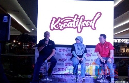 Kepala Subdirektorat Pasar Segmen Retail Bekraf, Muhammad Jufry (kiri) saat melakukan konferensi pers Kreatifood 2018 di Malang Town Square (Pipit Anggraeni/MalangTIMES).