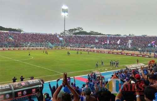 Suasana penuhnya Stadion Kanjuruhan, yang tidak akan dijumpai kembali oleh pemain Arema FC hingga akhir musim (foto: Hendra Saputra/ MalangTIMES)