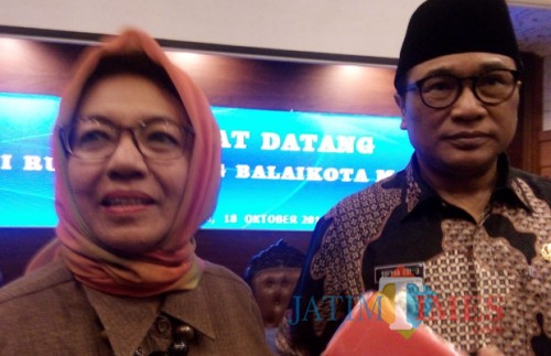 Staf Ahli Menteri Bidang Sosial dan Peran Masyarakat Kementerian PUPR Baby Setiawati Dipokusumo (kiri) didampingi Wakil Wali Kota Malang Sofyan Edi Jarwoko saat memberi keterangan kepada awak media. (Pipit Anggraeni/MalangTIMES)