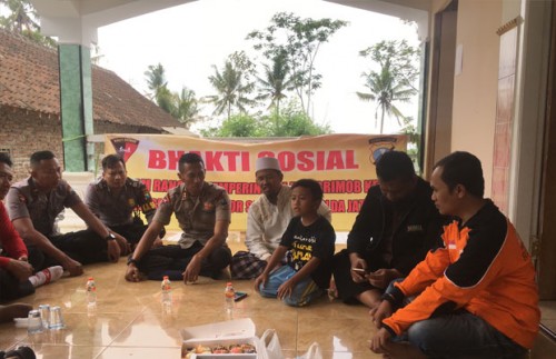 Kaden B Pelopor Brimob Jatim AKBP Tedy Purnanto saat mendengarkan lantunan hafalan Al-quran dari salah satu santri dalam rangka HUT Brimob ke-73 di Ponpes Tarbiyatul Qur'an Al Falah, Kecamatan Wonosari, Kamis (18/10/2018) (Foto : Ashaq Lupito / MalangTIME