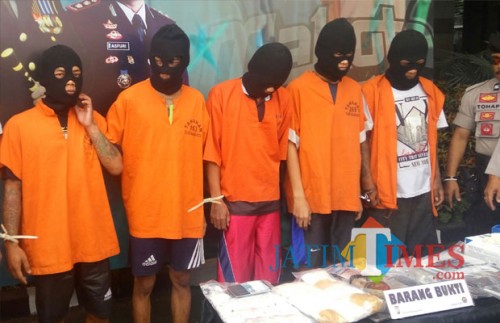 Para pelaku pengedar narkoba yang berhasil diciduk (foto: Anggara Sudiongko/MalangTIMES)