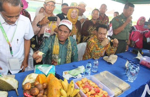 Menteri Pertanian Amran Sulaiman (mengenakan topi #Bekerja) saat mencicipi durian hasil pertanian Kota Malang di Kalimantan Selatan. (Foto: Humas Pemkot Malang for MalangTIMES)