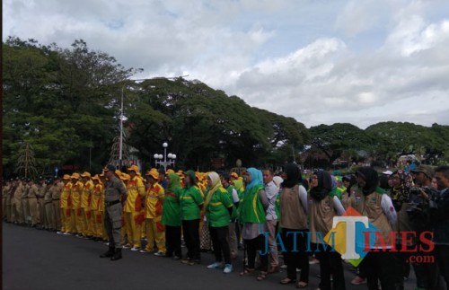 Ilustrasi para pegawai di lingkungan Pemkot Malang saat mengikuti kegiatan upacara bendera di depan Balaikota Malang. (Foto: Nurlayla Ratri/MalangTIMES)