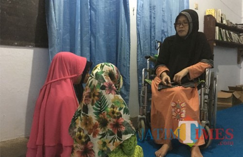 Aan Yuhaniz penyandang disabilitas saat mendidik hafidz Al-quran kepada santrinya, Kecamatan Pagelaran (Foto : Ashaq Lupito / MalangTIMES)