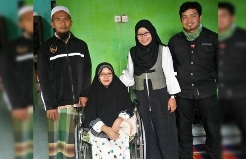 Afif Ma'mun (Kiri) dan Aan Yuhaniz (duduk di kursi roda) pengasuh sekaligus pembimbing pesantren Mamba'ul Karomah, Kecamatan Pagelaran (Foto : Facebook)