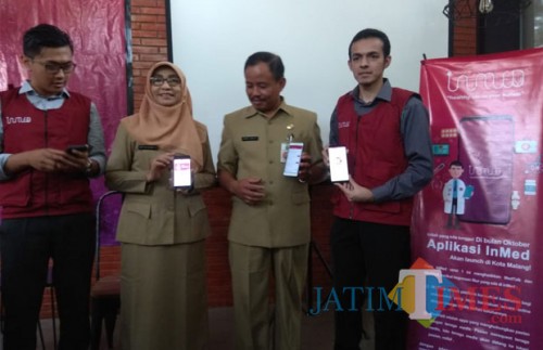 (Dari kanan ke kiri): Dokter Gamal Albinsaid (pengagas InMed), Abdul Malik (asisten I Pemkot Malang), dr Asih Tri Rachmi (kadinkes Kota Malang). (Hendra Saputra)
