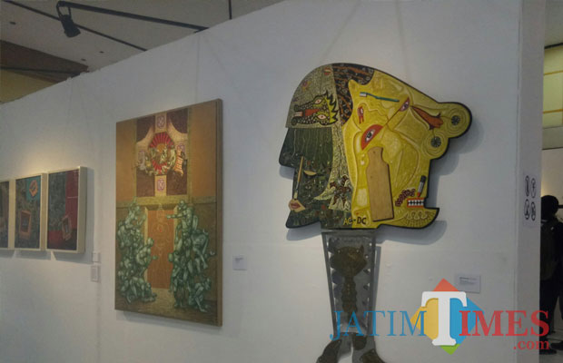Lukisan abstrak surealis karya Ojite Budi Sutarno di Pameran Arteastism Sasana Krida UM (foto: Imarotul Izzah/ Malang TIMES)