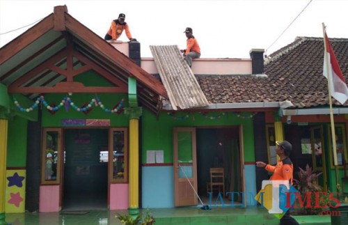 Petugas gabungan beserta warga saat membenahi bangunan rumah dan fasilitas umum berupa sekolah taman kanak-kanak pasca musibah melanda, Kecamatan Pakis (Foto : Ashaq Lupito / MalangTIMES)