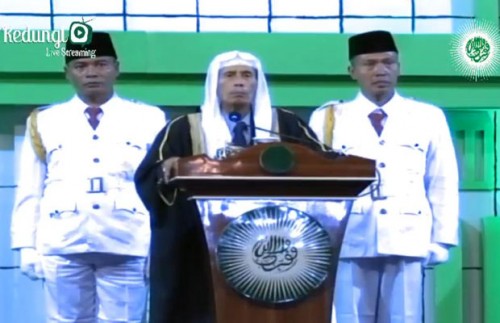 Kanjeng Romo KH. Abdul Latif Madjid RA saat melakukan fatwa di atas podium di lapangan Desa Mulyoagung, Kecamatan Dau Kabupaten Malang, Kamis (25/10/2018) malam.