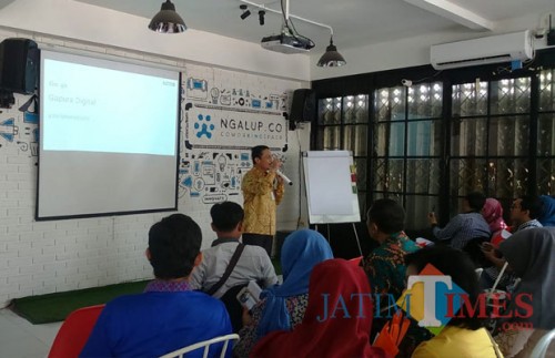 Pelaku UKM yang mengikuti pelatihan Gapura Digital oleh Google di Ngalup Coworking Space. (foto: Imarotul Izzah/Malang Times)
