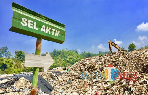 Papan penunjuk area zona aktif pembuangan sampai di TPA Desa Tlekung, Kecamatan Junrejo. (Foto: Irsya Richa/BatuTIMES)