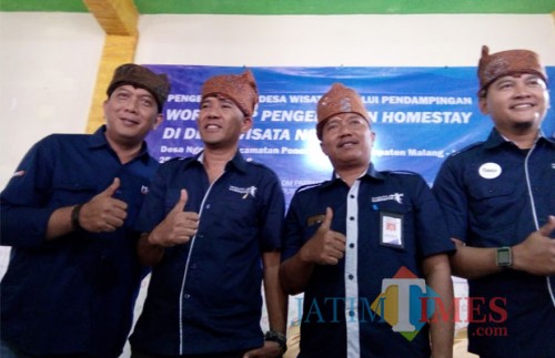 Sekretaris Badan Kehormatan sekaligus trainer Destination Management Organisation (DMO) Flores, Ferdinand Radawarah (dua dari kiri) saat usai menututp acara pendampingan di Desa Ngadas (Pipit Anggraeni/MalangTIMES)
