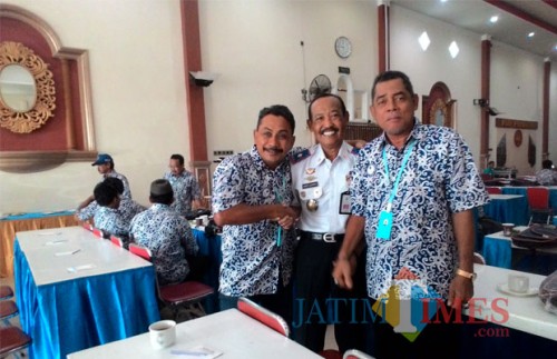 Hafi Lutfi Kadishub Kabupaten Malang (tengah) bersama para pemilik kendaraan yang kerap curhat atas uji kir yang saat ini hanya di Talangagung, Kepanjen (Nana)
