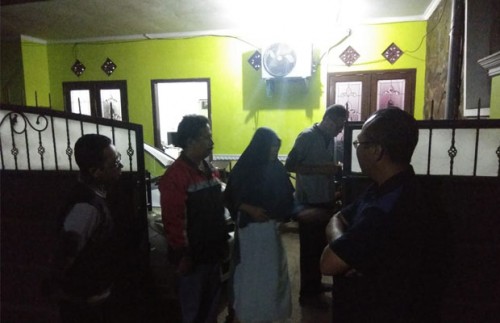 Unit Inafis saat memeriksa lokasi rumah yang dibobol maling, Senin (29/10/2018) (Humas Polres)