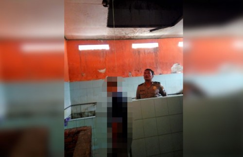 Kondisi korban saat ditemukan gantung diri dan saat akan dievakuasi polisi (Humas Polres)