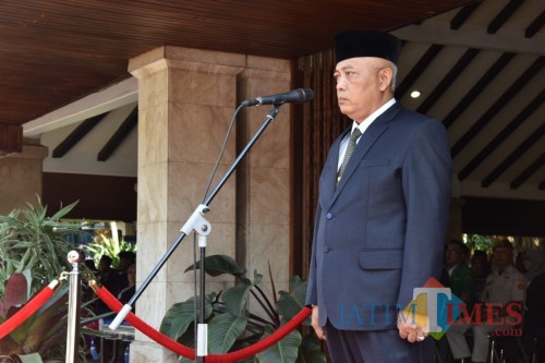 Upacara peringatan Sumpah Pemuda ke-90 di Pendapa Kabupaten Malang. Wabup Malang HM Sanusi mengimbau seluruh pemuda untuk bersama melawan hawa jahat teknologi informasi saat ini (Nana)