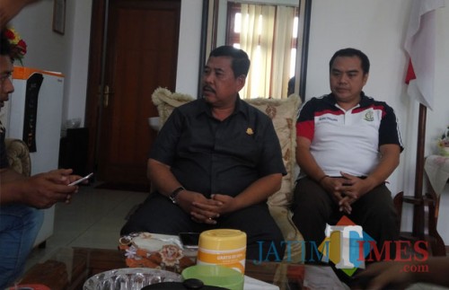 Kajari Kota Malang Amran Lakoni SH MH (kiri). (Anggara Sudiongko/MalangTIMES)