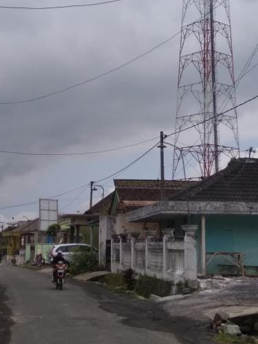 Kondisi tower yang dibangun di tengah pemukiman warga Dusun Krajan, Kecamatan Ampelgading (Foto : Istimewa)