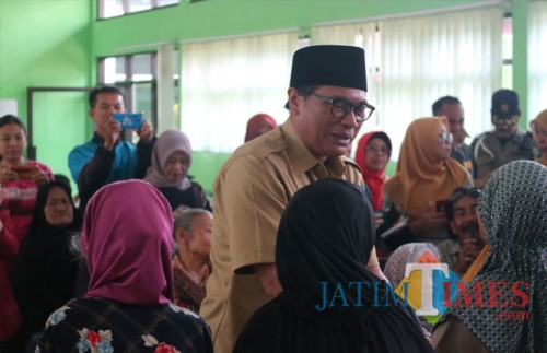 Wakil Wali Kota Malang Sofyan Edi Jarwoko tampak penuh haru saat berdialog dengan para lansia di kantor Dinsos Kota Malang. (Foto: Humas Pemkot Malang for MalangTIMES)
