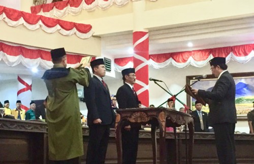 Anggota baru DPRD Kota Batu, yakni Ali Mustofa dan Khudori, mengucap sumpah jabatan di hadapan Ketua DPRD Kota Batu Cahyo Edi Purnomo di gedung DPRD Kota Batu, Selasa (30/10/2018).