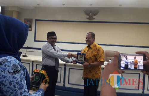 Purnadi Kepala Bapenda Kabupaten Malang saat serah terima cinderamata dengan perwakilan Pemkab Takalar, Sulsel, setelah pemaparan strategi PBB P2 di Anusapati Malang (Nana)