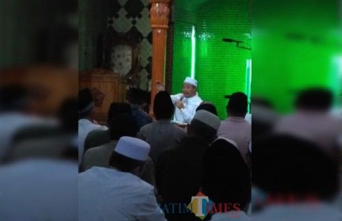 KH Saifuddin Zuhri memberikan tausiyah di Masjid Sabilillah Malang, Selasa (30/10) malam. (foto: Mas Fa for Malang Times)