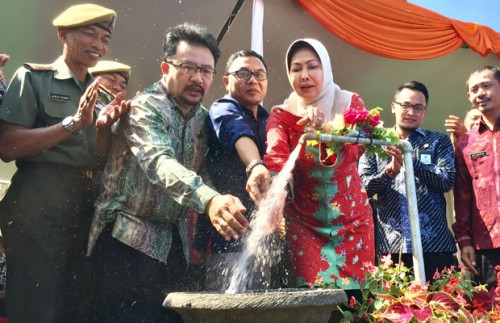 Wali Kota Batu Dewanti Rumpoko (kanan) bersama Ketua DPRD Kota Batu Cahyo Edi Purnomo (kiri) dan Direktur PDAM Kota Batu Sunaedy (tengah) menyalakan kran air sebagai tanda peresmian pelayanan air PDAM di Dusun Sekarputih, Desa Pendem, Kecamatan Junrejo