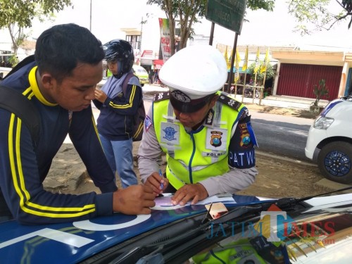 Petugas kepolisian saat melakukan Operasi Zebra Semeru 2018 di Kabupaten Malang. (Foto : Dokumen MalangTIMES)