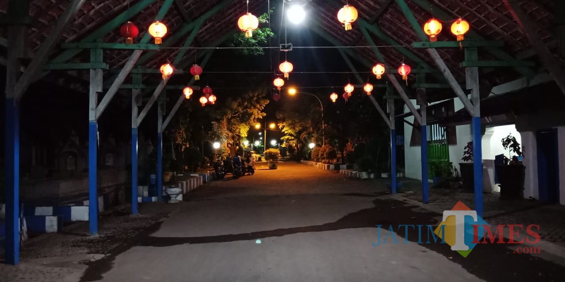 Suasana TPU Nasrani Sukun pada malam hari begitu bagus. (Anggara Sudiongko/MalangTIMES)