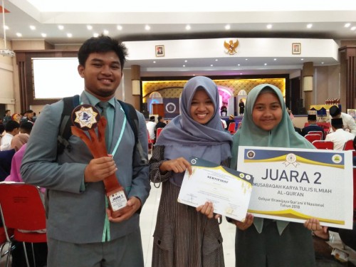 Abdillah Rahmansyah dan Bidriyah Anzela (paling kiri dan paling kanan)